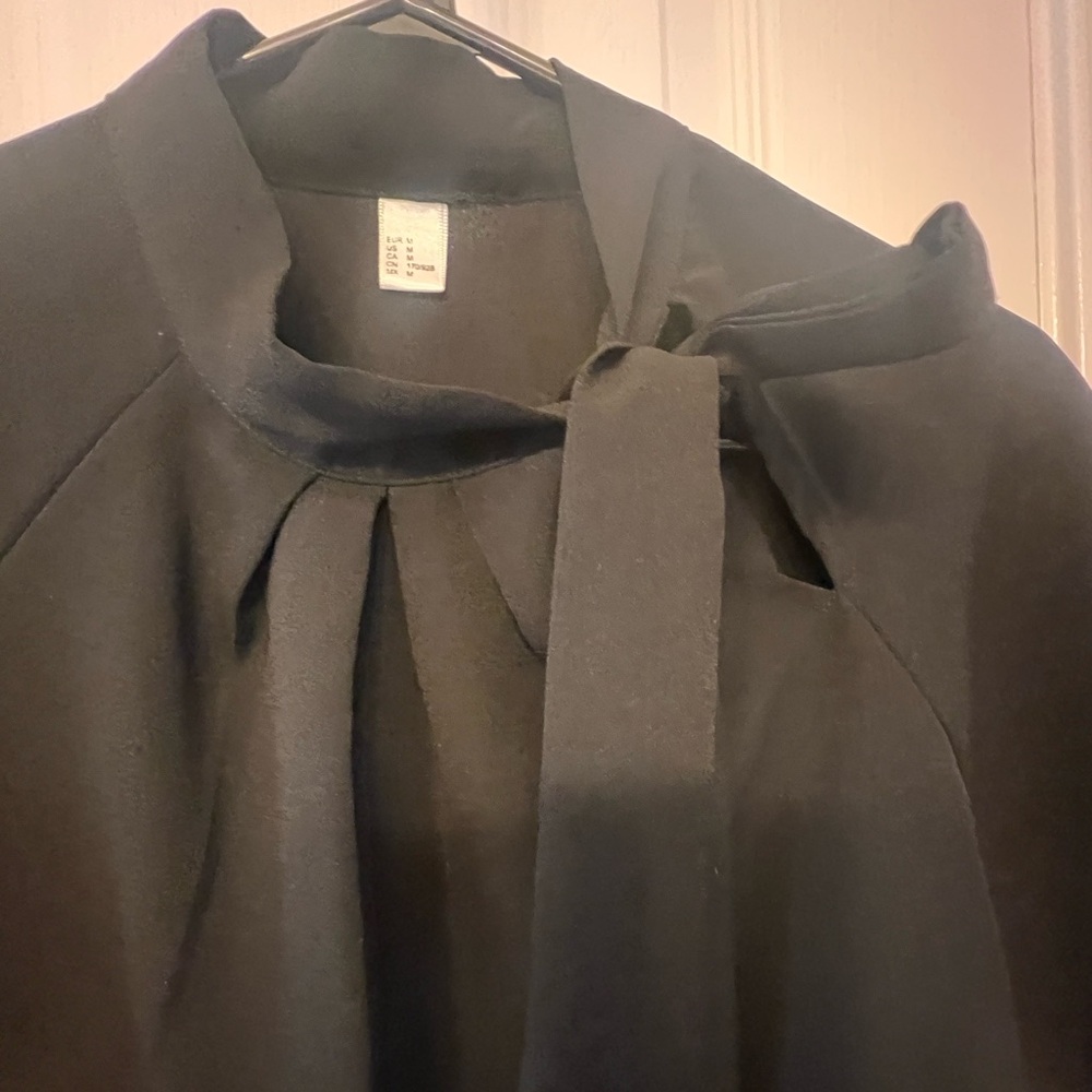 SHEIN black casual side tie mock neck sized tie short sleeve top, size M - Picture 4 of 7